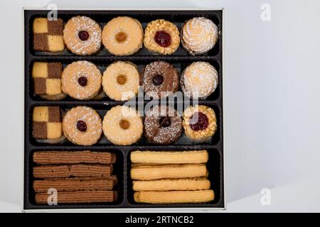 Assortimento di biscotti e biscotti in scatola Diwali Petitfour Christmas/Diwali. Casella dei cookie per le festività. Biscotti fatti in casa assortiti di Natale in scatola di latta. Foto Stock