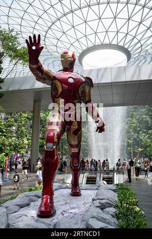 31.07.2023, Singapore, Repubblica di Singapore, Asia - visitatori nel giardino della Shiseido Forest Valley con cascata interna all'aeroporto Jewel Changi. Foto Stock