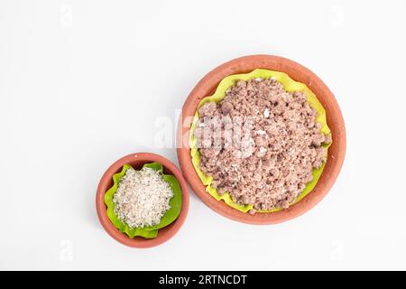 Selettiva focalizzata, Red chamba Puttu con cocco. Il Puttu è un piatto per la colazione dell'India del Sud e dello Sri Lanka che è cotto a vapore a cilindri di riso macinato Foto Stock