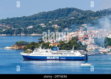 Skiathos, Grecia - 30 giugno 2023: Traghetto Seajets e barche nel mare al largo dell'isola mediterranea di Skiathos, Grecia. Foto Stock