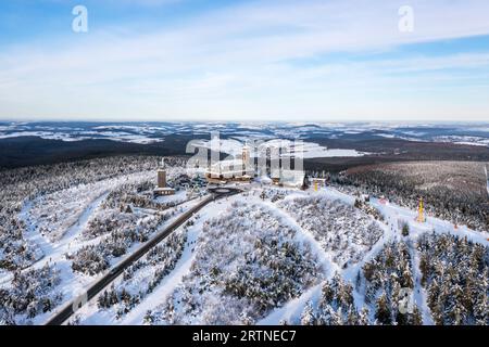 Oberwiesenthal, Germania - 18 dicembre 2022: La montagna più alta di Fichtelberg sui monti ore in vista aerea invernale a Oberwiesenthal, Germania. Foto Stock