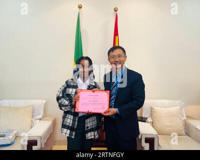 (230914) -- NAIROBI, 14 settembre 2023 (Xinhua) -- l'adolescente etiope Abigail Berhanemeskel, la cui opera d'arte ha vinto il secondo premio nel concorso di pittura "My Dream" per i giovani africani, detiene un certificato d'onore mentre poggia con Shen Qinmin, il consigliere ministro dell'ambasciata cinese in Etiopia, ad Addis Abeba, Etiopia, l'8 giugno 2023. (Ambasciata cinese in Etiopia/Handout via Xinhua) Foto Stock