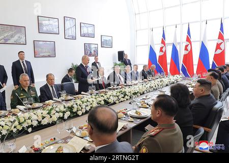 Una foto fornita dal governo nordcoreano il 14 settembre mostra il leader nordcoreano Kim Jong un (seduto al quarto posto a sinistra, in prima fila) che partecipa a un banchetto di cerimonia di benvenuto in suo onore ospitato dal presidente russo Vladimir Putin (al centro sul retro) presso il cosmodromo di Vostochny nella regione di Amur, Russia mercoledì 13 settembre 2023. L'agenzia di stampa statale nordcoreana KCNA ha dichiarato giovedì che il presidente russo Vladimir Putin ha accettato l'invito del leader nordcoreano Kim Jong un a visitare Pyongyang nel "momento conveniente” di Putin. I due leader si sono incontrati in Estremo Oriente in Russia mercoledì per loro Foto Stock