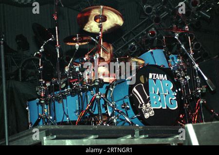 Milano Italia 1993-11-18: Pat Torpey batterista del gruppo Mr.Big in concerto al Palatrussardi Foto Stock