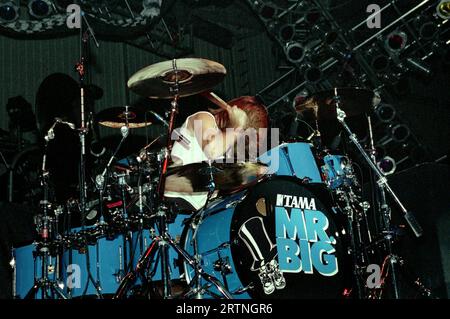 Milano Italia 1993-11-18: Pat Torpey batterista del gruppo Mr.Big in concerto al Palatrussardi Foto Stock