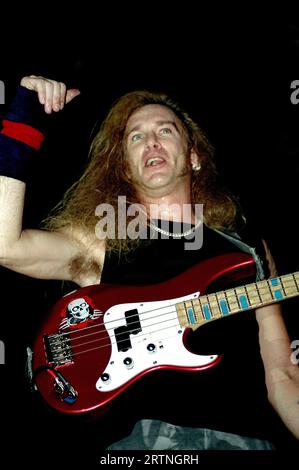 Milano Italia 1993-11-18: Billy Sheehan bassista del gruppo Mr.Big in concerto al Palatrussardi Foto Stock