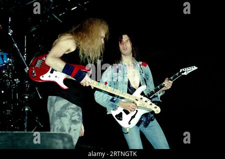 Milano Italia 1993-11-18: Billy Sheehan bassista e Paul Gilbert chitarrista del gruppo Mr.Big in concerto al Palatrussardi Foto Stock