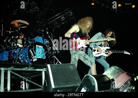 Milano Italia 1993-11-18: Billy Sheehan bassista e Paul Gilbert chitarrista del gruppo Mr.Big in concerto al Palatrussardi Foto Stock