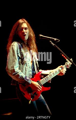 Milano Italia 1993-11-18: Paul Gilbert chitarrista del gruppo Mr.Big in concerto al Palatrussardi Foto Stock