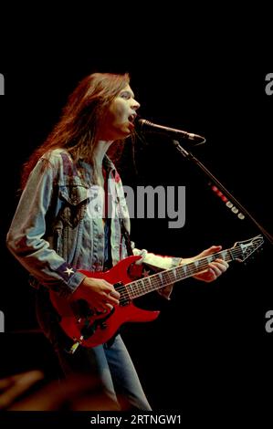 Milano Italia 1993-11-18: Paul Gilbert chitarrista del gruppo Mr.Big in concerto al Palatrussardi Foto Stock