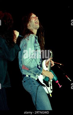 Milano Italia 1993-11-18: Paul Gilbert chitarrista del gruppo Mr.Big in concerto al Palatrussardi Foto Stock