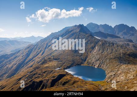 Lago alpino del Lago Retico ai confini del Ticino e di Surselva, Svizzera Foto Stock