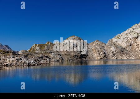 Lago Lai d'Uffiern visto dal passo degli Uffiern, Surselva Foto Stock