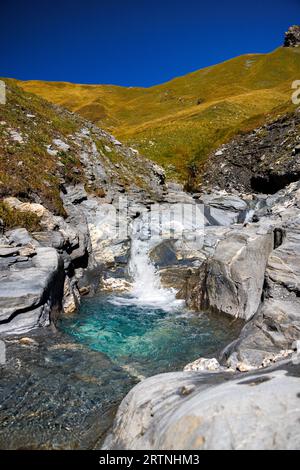 Piscina di roccia nell'AUA Diesrut Mountain creek vicino a Puzzatsch, Vrin, Surselva Foto Stock