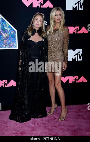 Kathy Hilton mit Tochter Nicky Hilton Rothschild bei der Verleihung der MTV Video Music Awards 2022 im Prudential Center. Newark, 12.09.2023 *** Kathy Hilton con la figlia Nicky Hilton Rothschild agli MTV Video Music Awards 2022 al Prudential Center Newark, 12 09 2023. Foto:XR.xWagnerx/xFuturexImagex vma 3751 Foto Stock