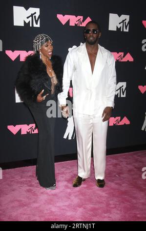 Sean Diddy Combs mit Mutter Janice Combs bei der Verleihung der MTV Video Music Awards 2022 im Prudential Center. Newark, 12.09.2023 *** Sean Diddy Combs with Mother Janice Combs at the 2022 MTV Video Music Awards at the Prudential Center Newark, 12 09 2023. Foto:XR.xWagnerx/xFuturexImagex vma 3806 Foto Stock