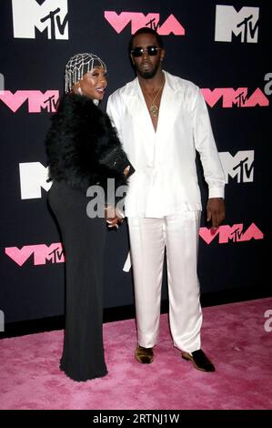 Sean Diddy Combs mit Mutter Janice Combs bei der Verleihung der MTV Video Music Awards 2022 im Prudential Center. Newark, 12.09.2023 *** Sean Diddy Combs with Mother Janice Combs at the 2022 MTV Video Music Awards at the Prudential Center Newark, 12 09 2023. Foto:XR.xWagnerx/xFuturexImagex vma 3807 Foto Stock