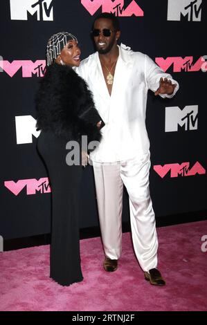 Sean Diddy Combs mit Mutter Janice Combs bei der Verleihung der MTV Video Music Awards 2022 im Prudential Center. Newark, 12.09.2023 *** Sean Diddy Combs with Mother Janice Combs at the 2022 MTV Video Music Awards at the Prudential Center Newark, 12 09 2023. Foto:XR.xWagnerx/xFuturexImagex vma 3808 Foto Stock