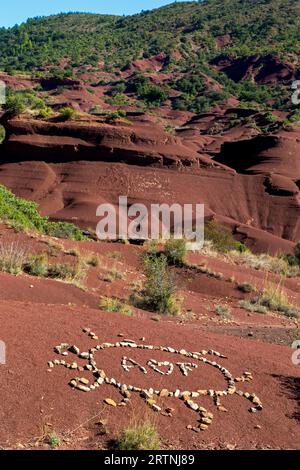 Messaggio d'amore creato con i ciottoli sul volant nel Canyon del Diavolo a Saint Jean-de-la-Blaquiere. Occitanie, Francia Foto Stock