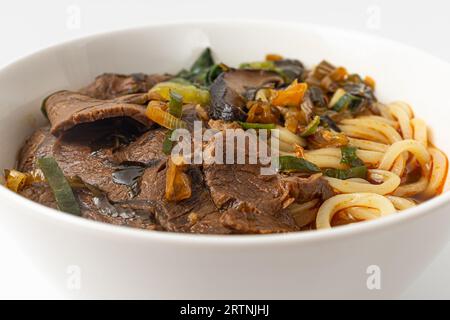 Spaghetti di manzo taiwanesi su sfondo bianco Foto Stock