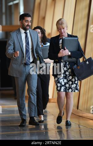 Edimburgo Scozia, Regno Unito 14 settembre 2023. Primo ministro della Scozia Humza Yousaf insieme a Shona Robison al Parlamento scozzese per le domande sul primo ministro. credit sst/alamy live news Foto Stock