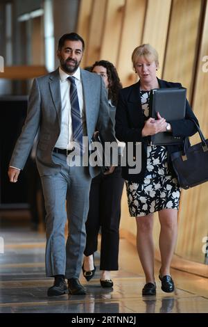 Edimburgo Scozia, Regno Unito 14 settembre 2023. Primo ministro della Scozia Humza Yousaf insieme a Shona Robison al Parlamento scozzese per le domande sul primo ministro. credit sst/alamy live news Foto Stock