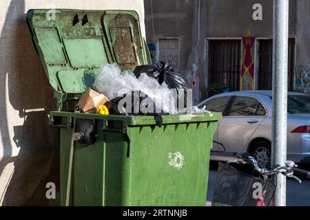 Un cestino municipale pieno di rifiuti fotografato a Tel Aviv, Israele Foto Stock