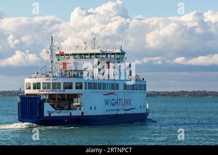 Traghetto Wight Light Wightlink che parte da Yarmouth, Isola di Wight, Hampshire Regno Unito in direzione di Portsmouth a settembre Foto Stock