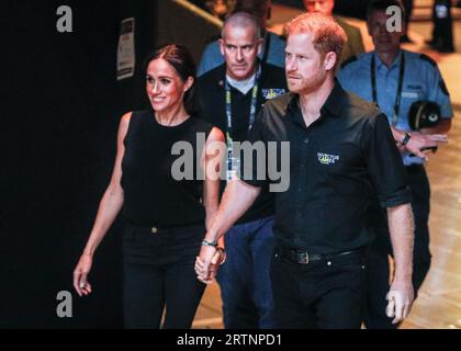 Düsseldorf, Germania. 13 settembre 2023. Meghan, la Duchessa del Sussex e il Principe Harry, il Duca del Sussex, sono visti tenersi per mano mentre camminano nella Merkur Spiel Arena per le finali di pallacanestro su sedia a rotelle agli Invictus Games. Crediti: Imageplotter/Alamy Live News Foto Stock