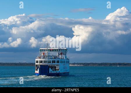 Traghetto Wight Light Wightlink che parte da Yarmouth, Isola di Wight, Hampshire Regno Unito in direzione di Portsmouth a settembre Foto Stock