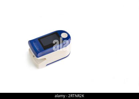 Misuratore di impulsi cardiaci portatile su sfondo bianco con spazio per la copia Foto Stock