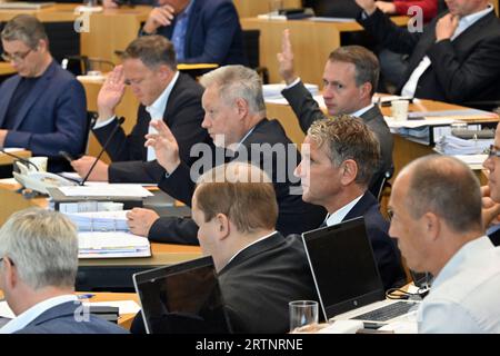 Erfurt, Germania. 14 settembre 2023. Un voto con i membri dell'AfD e della CDU nella sala plenaria del parlamento statale della Turingia. In questa giornata, i deputati vogliono discutere il bilancio per il 2024 in prima lettura. L'opposizione vuole anche spingere attraverso un taglio fiscale contro la coalizione di minoranza rosso-verde. Credito: Martin Schutt/dpa/Alamy Live News Foto Stock