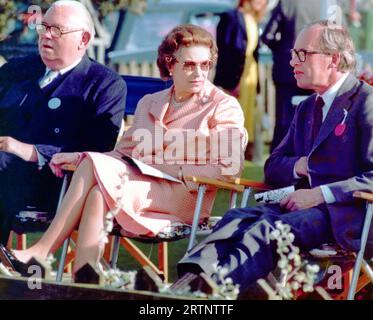 Queen Elizabeth 2 che guarda una partita di polo al Guards Polo Club, Smiths Lawn, Windsor Great Park 1980 la foto è stata restaurata utilizzando ai, Topaz Pho ai Foto Stock