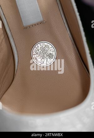 Scarpe da sposa Lucky Six pence per la sposa Foto Stock
