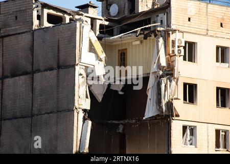 Una casa esplosa da un missile russo nella città di Krivoy Rog in Ucraina, la guerra in Ucraina, attacchi missilistici contro civili nelle loro case, una casa dopo Foto Stock