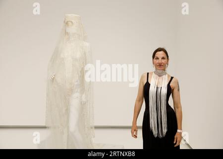 Meret Becker Schauspielerin, Synchronsprecherin, Hörbuch- sowie Hörspielsprecherin und Sängerin, Eröffnung der Ausstellung Beyond Fame die Kunst der Stars im NRW-Forum Düsseldorf *** Meret Becker attrice, doppiatrice, audiolibro, altoparlante e cantante per il gioco audio , apertura della mostra Beyond Fame The Art of Stars al NRW Forum Düsseldorf Foto Stock