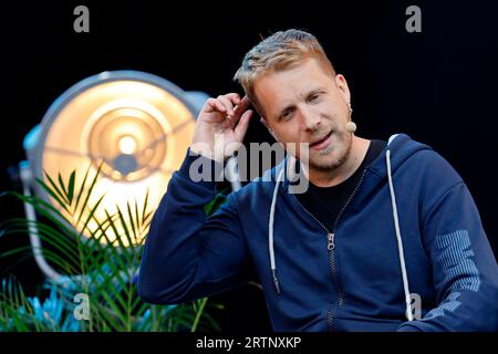 Komiker Oliver Pocher, Ehemann von Amira Pocher, auf der Bühne mit dem Programm Die Pochers hier live beim BonnLive Kulturgarten Open Air 2021 in der Rheinaue. DAS Paar Gab 2023 öffentlich die Trennung bekannt. Bonn, 01.08.2021 NRW Deutschland *** il comico Oliver Pocher, marito di Amira Pocher, sul palco con il programma The Pochers Here live al BonnLive Kulturgarten Open Air 2021 nel Rheinaue la coppia ha annunciato pubblicamente la loro separazione nel 2023 Bonn, 01 08 2021 NRW Germania Copyright: XChristophxHardtx Foto Stock