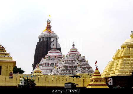 Famoso Tempio di Lord Jagannath Puri Odisha alla luce del giorno con attraente tempio nuvoloso Foto Stock