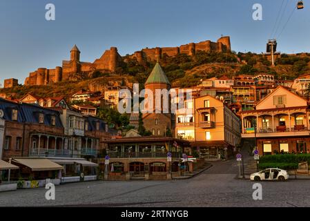 Fotografato sul ponte Metekhi durante una piacevole passeggiata di due ore intorno a piazza Vakhtang Gorgasali all'alba del 2023 luglio Foto Stock