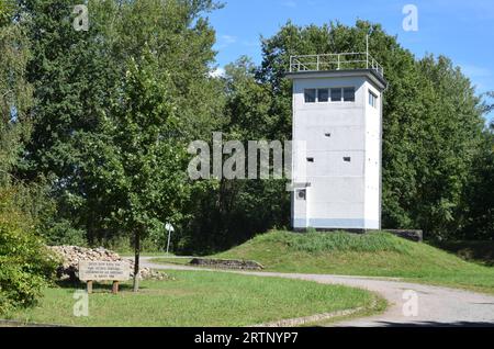 05.09.2023 Beobachtungsturm Deutschland/ Sachsen Anhalt/ Altmark/ Stadt Klötze/ Ortsteile Jahrstedt & Böckwitz/ ehemalige innerdeutsche Grenze/ Grenzdenkmal/ Grenzmuseum/ Grenzanlage/ Grenzsicherung/ Grenzturm/ Wachturm/ erhaltener und sanierter Beobachtungsturm BT 9/ der Turm kann nach Anmeldung beim Grenzmuseum Böckwitz besichtigt werden/ links im Bild ein Baum den der ehemalige deutsche Außenminister Hans- Dietrich Genscher 1998 gepflanzt Hat *** 05 09 2023 torre di osservazione Germania Sassonia Anhalt Altmark città di Klötze distretti di Jahrstedt Böckwitz ex monumento di confine interno-tedesco bor Foto Stock