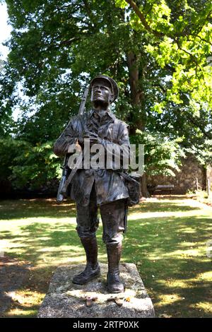 Statua commemorativa ai Buff (Royal East Kent Regiment) raffigurante un soldato della prima guerra mondiale nei quartieri della cattedrale di Canterbury nel Kent. Foto Stock