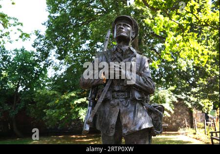 Statua commemorativa ai Buff (Royal East Kent Regiment) raffigurante un soldato della prima guerra mondiale nei quartieri della cattedrale di Canterbury nel Kent. Foto Stock