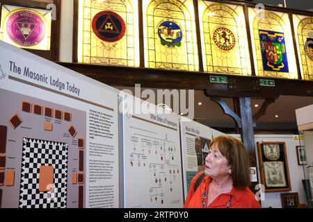 Donna visitatrice al Kent Museum of Freemasonry di Canterbury, Kent, Inghilterra, Regno Unito. Biblioteca massonica Foto Stock