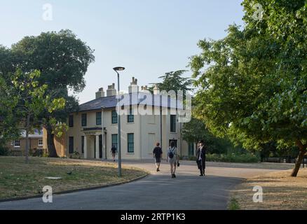 Vista generale del vecchio edificio. Springfield Park, Londra, Regno Unito. Architetto: Pringle Richards Sharratt Ltd, 2022. Foto Stock