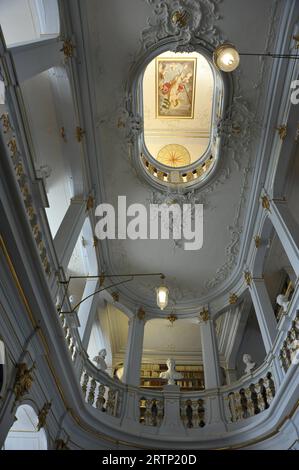 Caratteristica / simbolo: Herzogin-Anna-Amalia-Bibliothek 09/23 thg Der Rokokosaal der Bibliothek der deutschen Klassik a Weimar im September 2023 Rekonstruktion des 2004 durch den Brand zerstörten Deckengemäldes Genius des Ruhms von Johann-Heinrich Meyer, nach Annibale Carracci Deutschland deutsch deutsche Stadt Kultur Buch Bücher Literatur Sammlung Archiv Museum Nationale Forschungs- und Gedenkstätten der klassischen deutschen Literatur in Weimar Goethe Nationalmuseum Goethe- und Schiller-Archiv Weimarer historisch Ausstellungsraum Regal Bücherregal Regale Büsten Bilder Kunst Bücherregale Gemälde S. Foto Stock