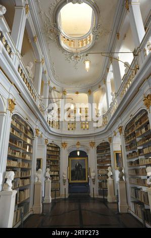 Funzione/simbolo: Herzogin-Anna-Amalia-Bibliothek 09/23 thg Der Rokokosaal der Bibliothek der deutschen Klassik in Weimar im September 2023 Deutschland deutsch deutsche Stadt Kultur Buch Bücher Literatur Sammlung Archiv Museum Nationale Forschungs- und Gedenkstätten der klassischen deutschen Literatur in Weimar Goethe Nationalmuseum Goethe Bücherregal Regalsmuseum Bücherregale Gemälde Archivier Schorisch-Bilerum Kunst Büsten Statuen Wandverzierungen Wandschmuck antikes Geländer antik Anna Amalia Herzogin Rokoko Saal Antiquitäten germania Hoch della biblioteca tedesca Foto Stock