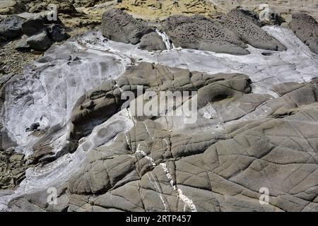 Arenaria e turbidite da Carboniferi. Questa foto è stata scattata a Cap Favaritx, Isola di Minorca, Isole Baleari, Spagna. Foto Stock
