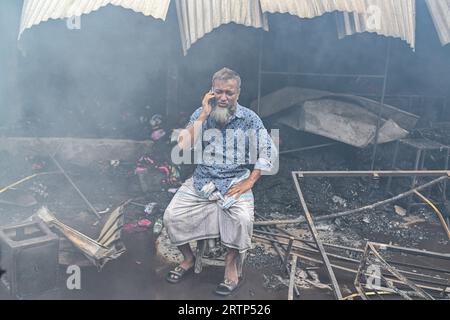 Un proprietario del negozio piange dopo lo scoppio di un enorme incendio, al mercato Mohammadpur Krishi di Dacca. Un incendio scoppiato al mercato Mohammadpur Krishi nella capitale oggi presto è stato messo sotto controllo dopo quasi sei ore. Un totale di 217 negozi su 317 assegnati sono stati danneggiati dall'incendio che ha devastato il mercato Mohammadpur Krishi stamattina presto, ha detto un funzionario della Dhaka North City Corporation. Diverse centinaia di commercianti al mercato Mohammadpur Krishi di Dacca si lamentano di aver perso merci che valgono parecchi crore di taka nel massiccio incendio di questa mattina. (Foto di Zabed Hasnain Chowdhury/SOPA Images Foto Stock