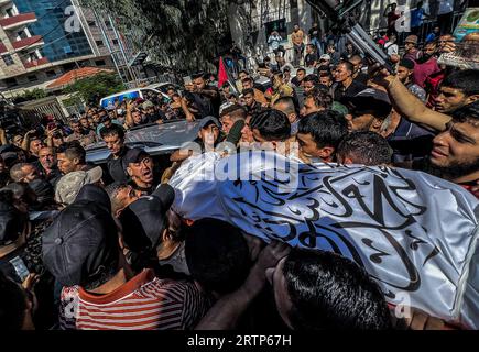 Gaza City, Palestina. 14 settembre 2023. (NOTA DELL'EDITORE: L'immagine raffigura il contenuto grafico) i palestinesi piangono per il corpo di Mohammed Qadom, ucciso durante un'esplosione vicino alla recinzione di confine con Israele, all'ospedale al-Shifa di Gaza City. Credito: SOPA Images Limited/Alamy Live News Foto Stock