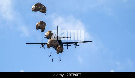 EDE - i paracadutisti vengono lasciati sopra il Ginkelse Heide durante la giornata dei media dell'esercitazione internazionale di paracadutismo Falcon Leap. I berretti rossi si allenano con gli alleati della NATO per sganciare soldati e attrezzature. Durante le missioni militari, le aree difficili da raggiungere possono essere rifornite in questo modo. ANP JEROEN JUMELET netherlands Out - belgium Out Foto Stock